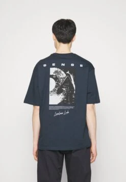 Pier One Sense Tee- T-Shirt Print - Dark Blue 9 Pier One Sense Tee- T-Shirt Print - Dark Blue -Pier One 512fd7fe8a844aebb6a2e28f70b522f2