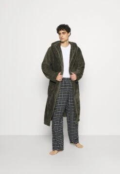 Pier One -Pier One cf9ab4d8d92b4c9a9a89f40e05e5845e