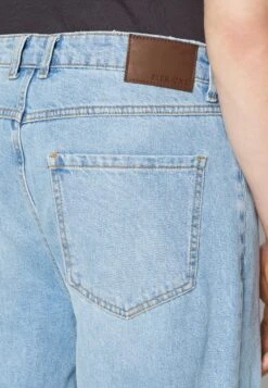 Pier One Distress On Knees - Relaxed Fit Jeans - Light Blue Denim -Pier One ef0878bf5af4400aa54a42825fa794da